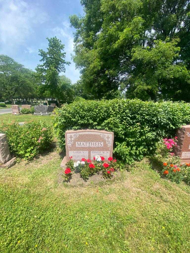 Ernest W. Mattheis Junior's grave. Photo 1