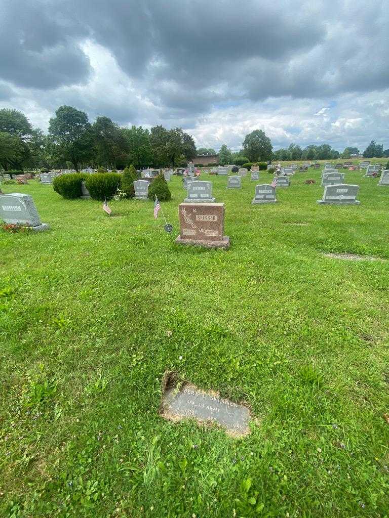 Yolanda M. Skinner's grave. Photo 2