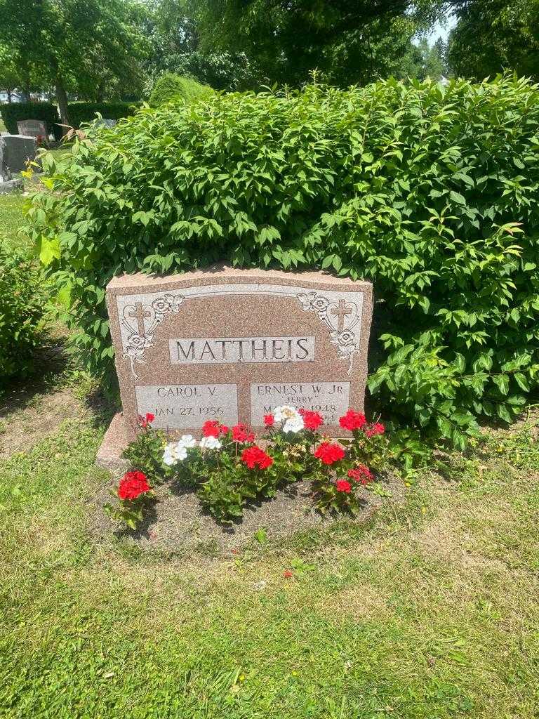 Ernest W. Mattheis Junior's grave. Photo 2