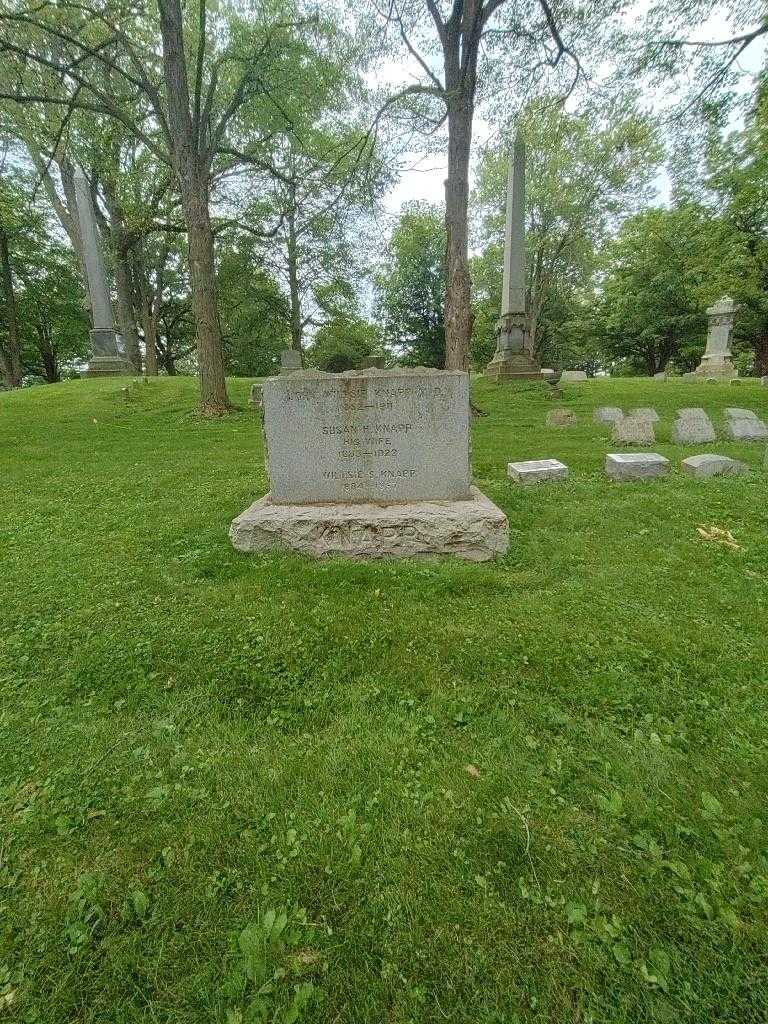 Wiltsie S. Knapp's grave. Photo 3