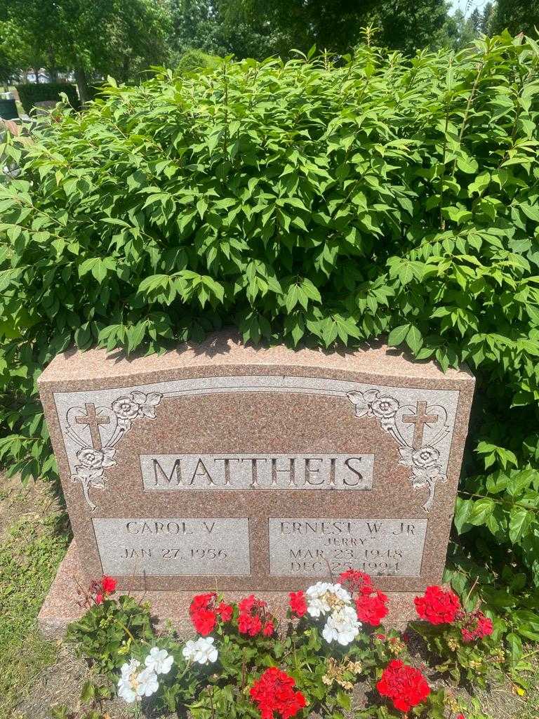 Ernest W. Mattheis Junior's grave. Photo 3