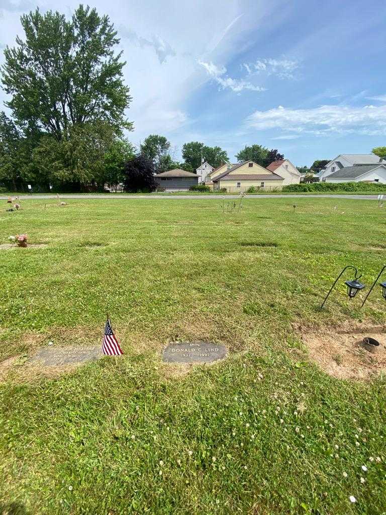 Donald C. Lind's grave. Photo 1