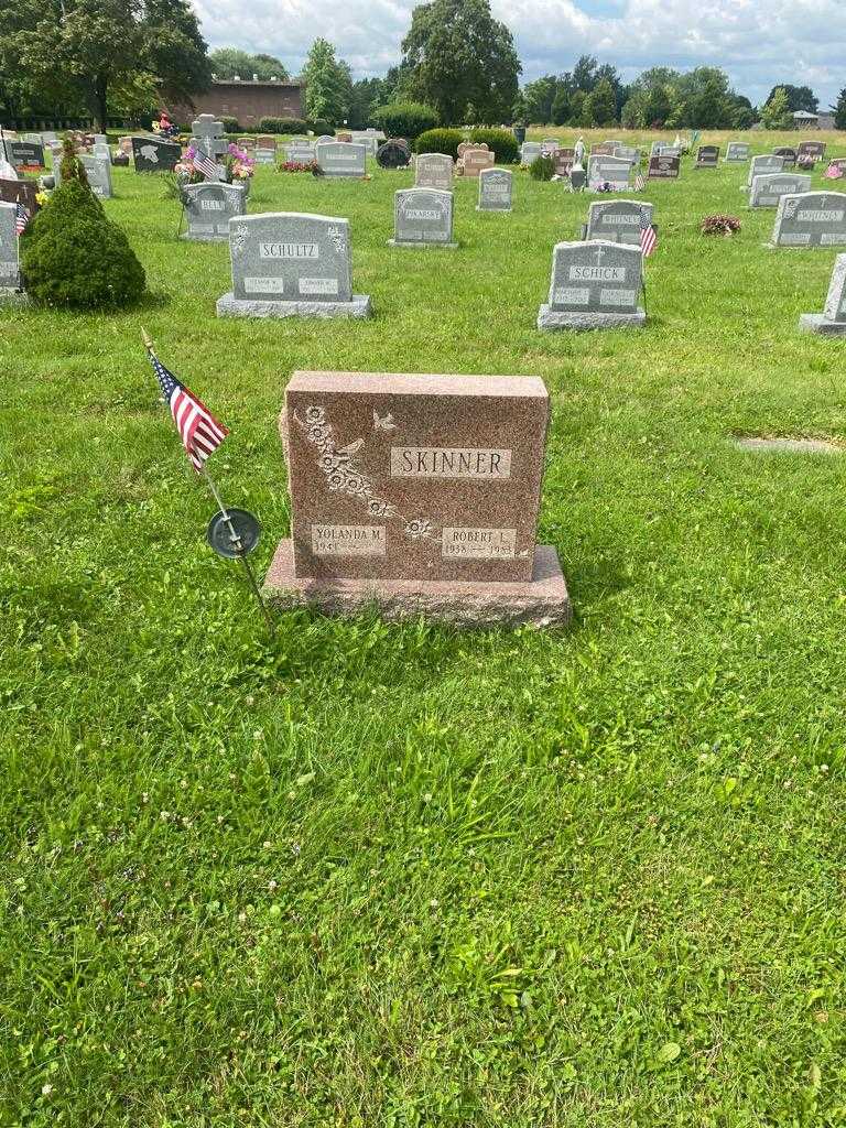 Yolanda M. Skinner's grave. Photo 1