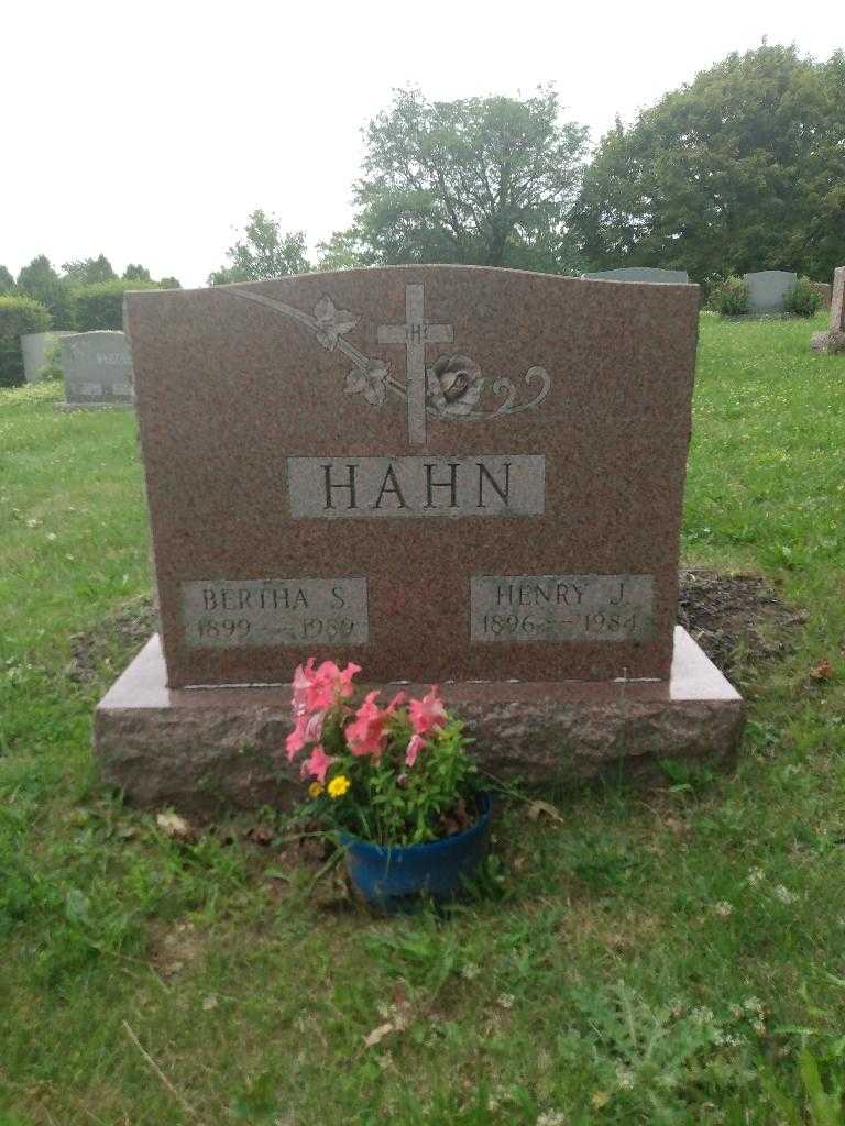 Bertha S. Hahn's grave. Photo 1