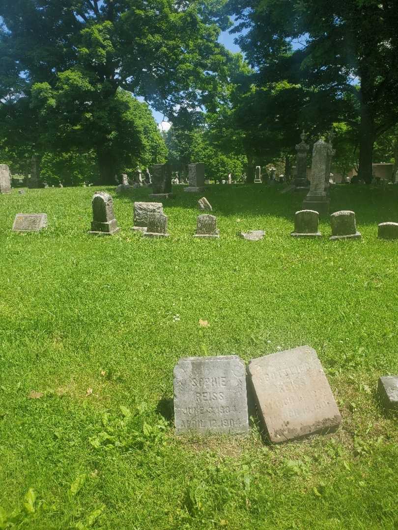 Sophie E. Reiss's grave. Photo 2
