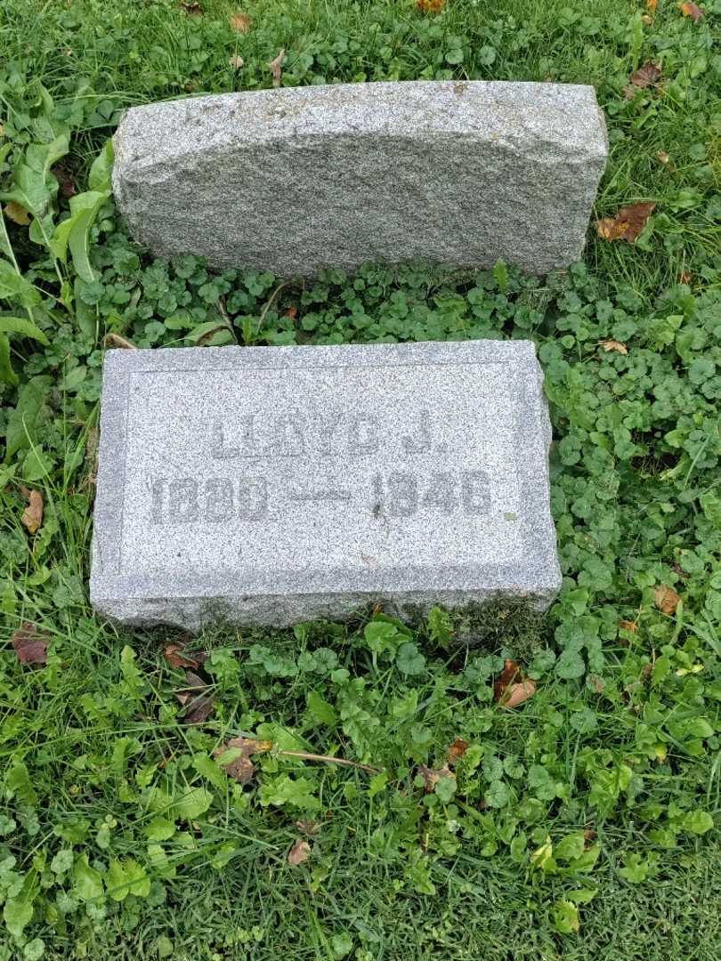 Lloyd J. Richardson Senior's grave. Photo 2