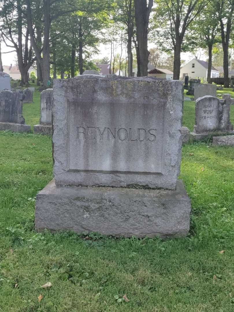 Everett L. Reynolds's grave. Photo 4