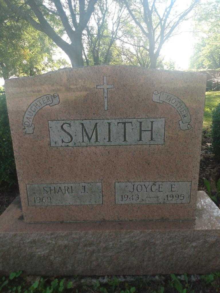 Joyce E. Smith's grave. Photo 1