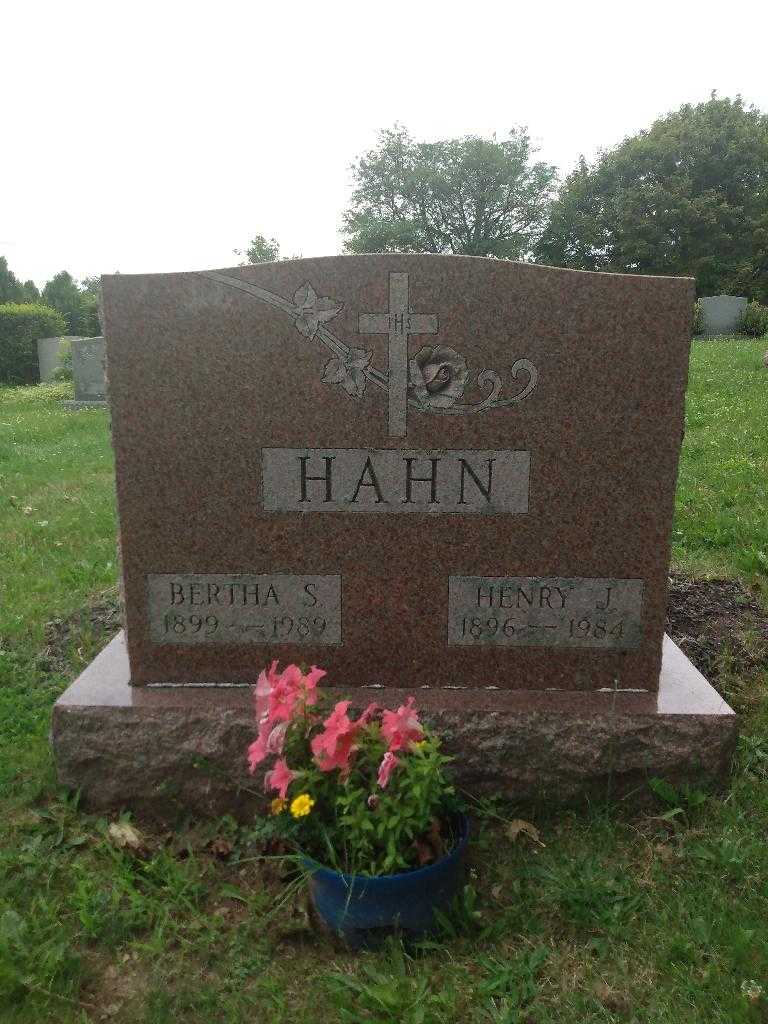 Bertha S. Hahn's grave. Photo 2