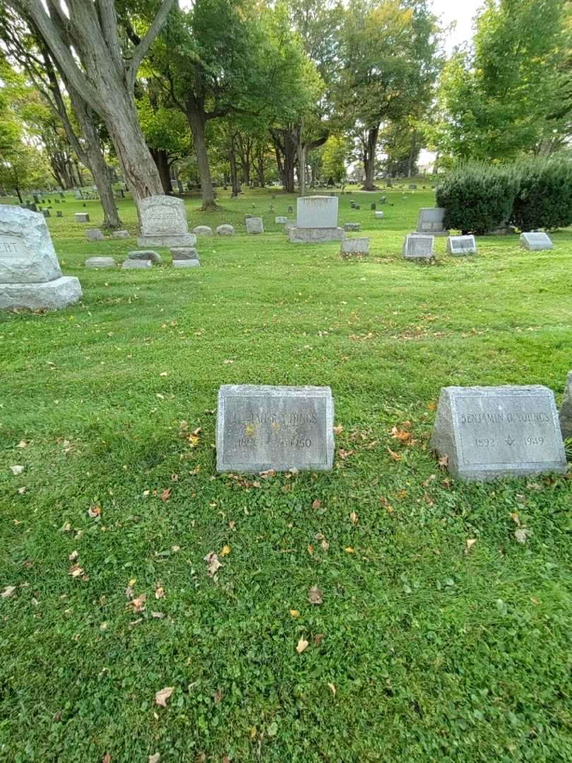Lillian R. Youngs's grave. Photo 1