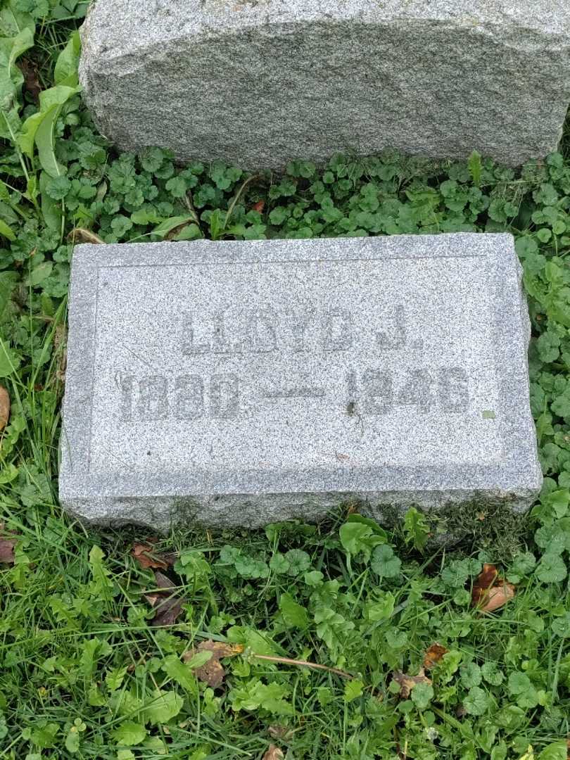 Lloyd J. Richardson Senior's grave. Photo 3