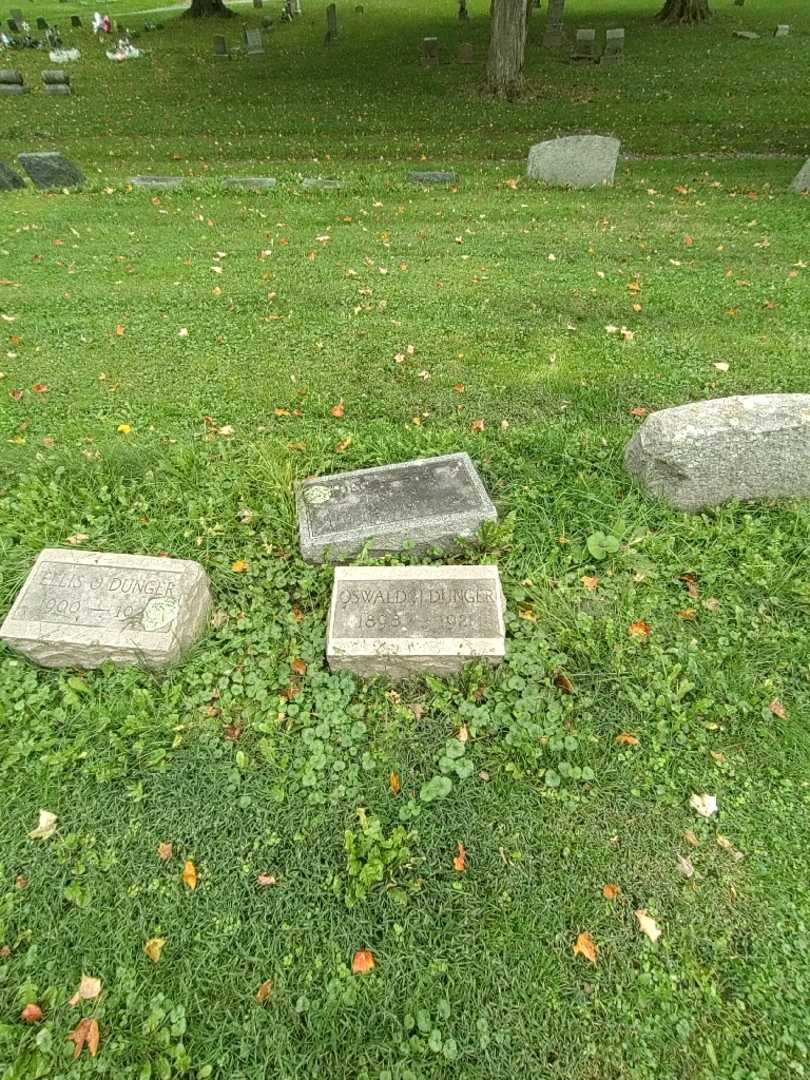 Oswald H. Dunger's grave. Photo 1