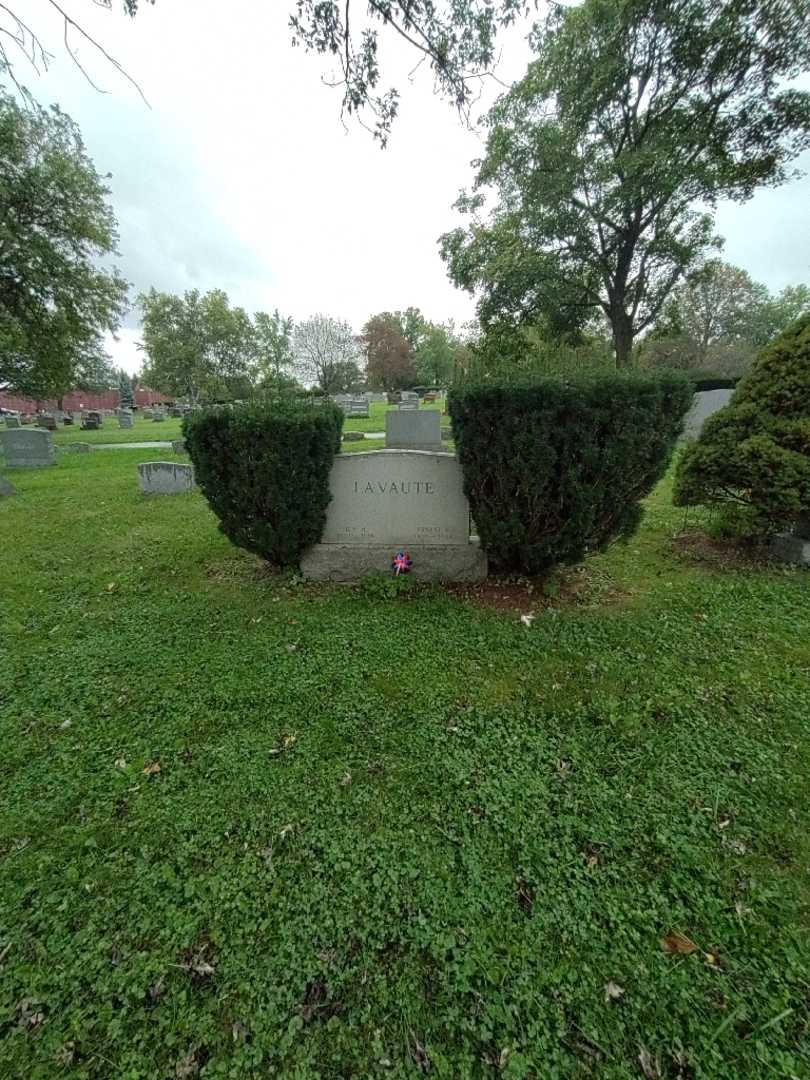 Ernest E. Lavaute Senior's grave. Photo 1