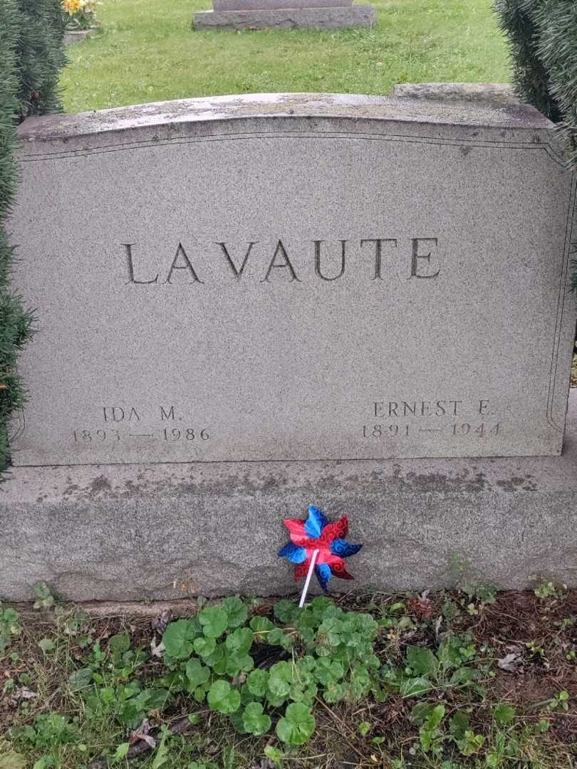 Ernest E. Lavaute Senior's grave. Photo 2