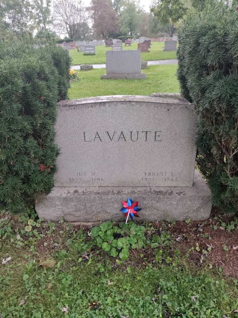 Ernest E. Lavaute Senior's grave. Photo 3