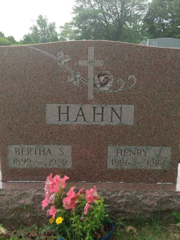 Bertha S. Hahn's grave. Photo 3