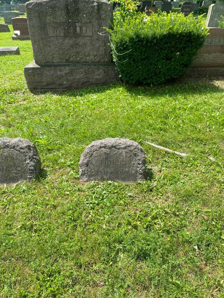 Ruth H. Mcleod's grave. Photo 2