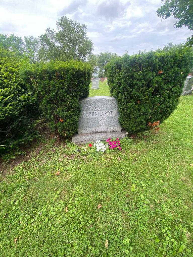 Bessie O. Bernhardt's grave. Photo 1