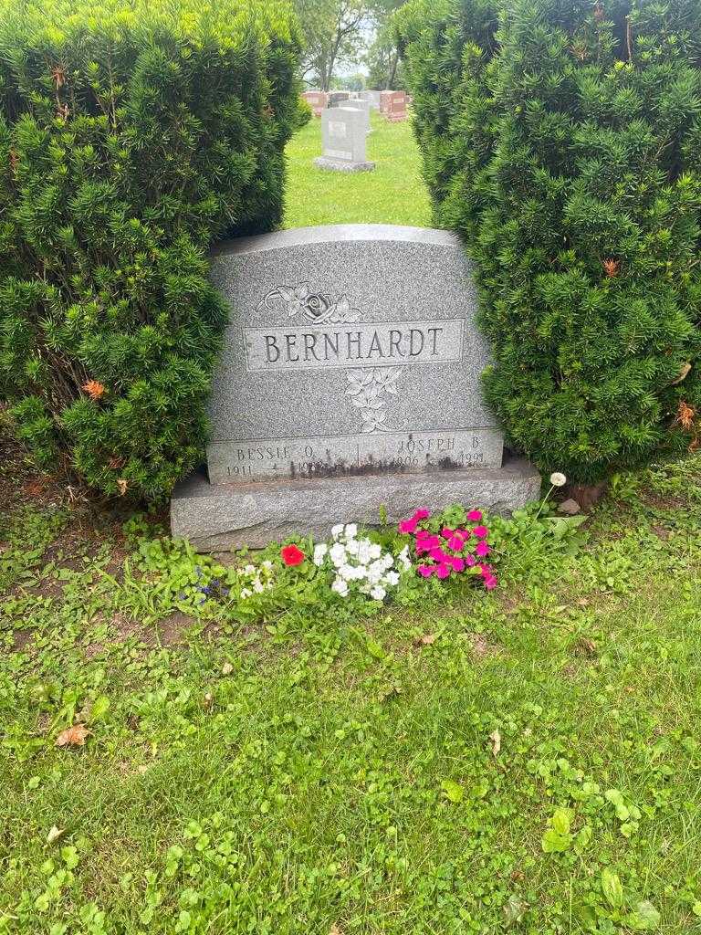 Bessie O. Bernhardt's grave. Photo 2