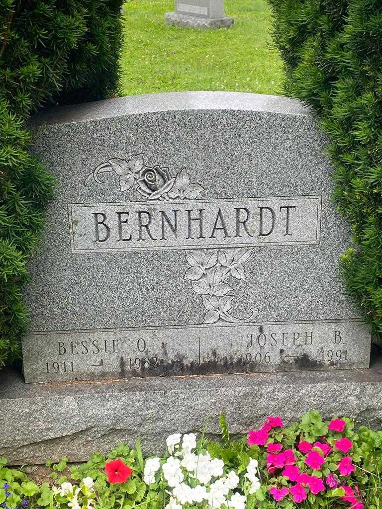 Bessie O. Bernhardt's grave. Photo 3