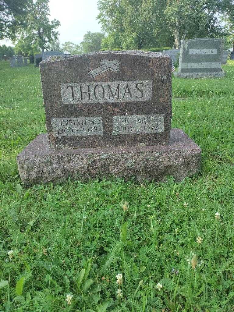 Evelyn M. Thomas's grave. Photo 1