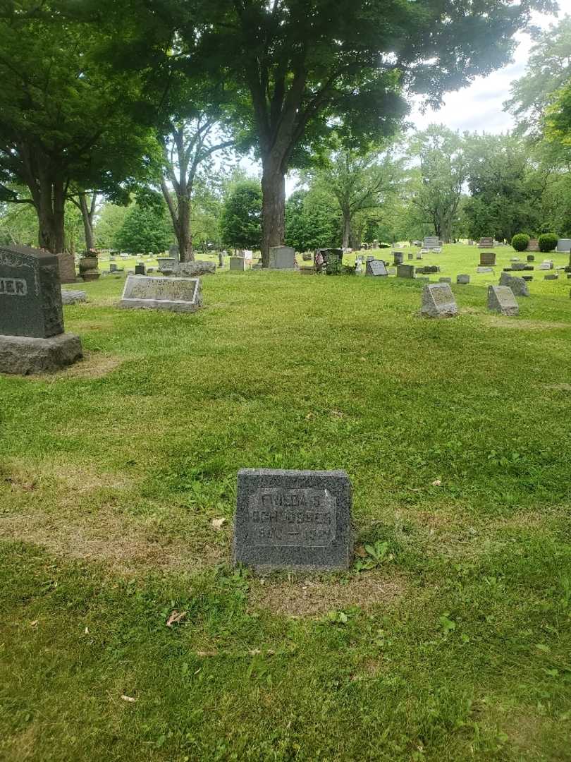 Frieda S. Schlosser's grave. Photo 1