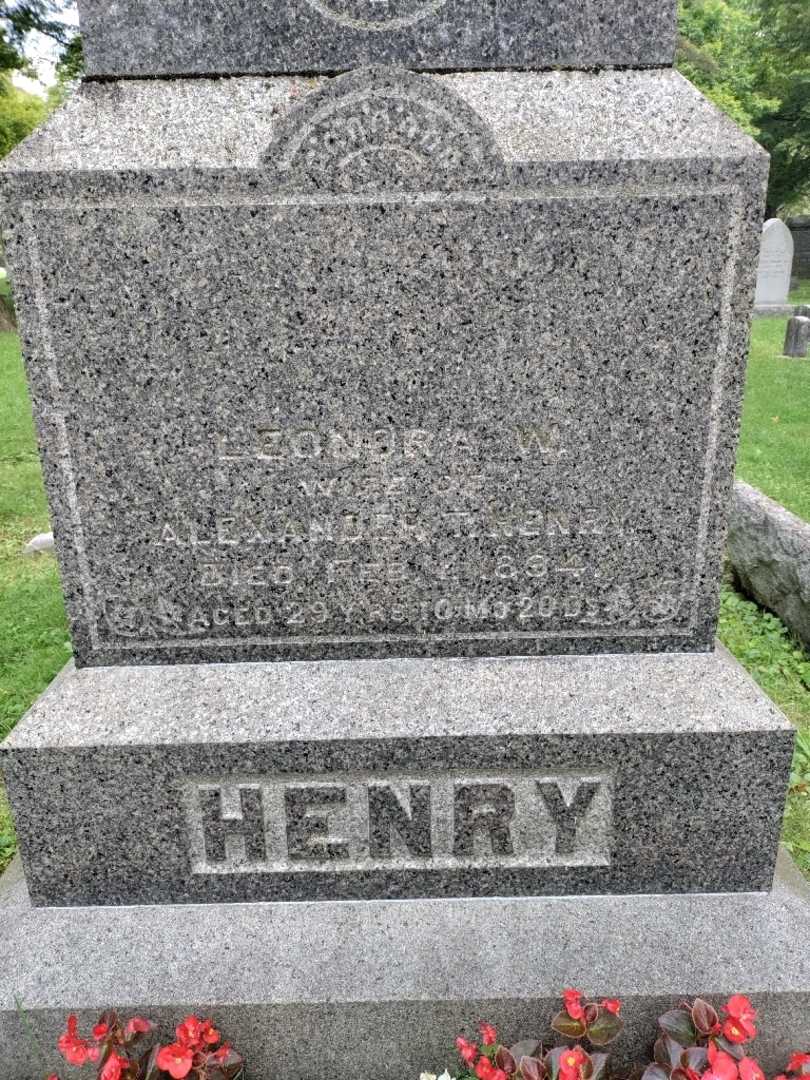 Leonora W Rudolph Henry's grave. Photo 4