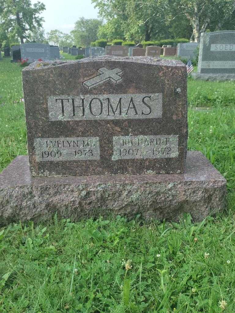 Evelyn M. Thomas's grave. Photo 2