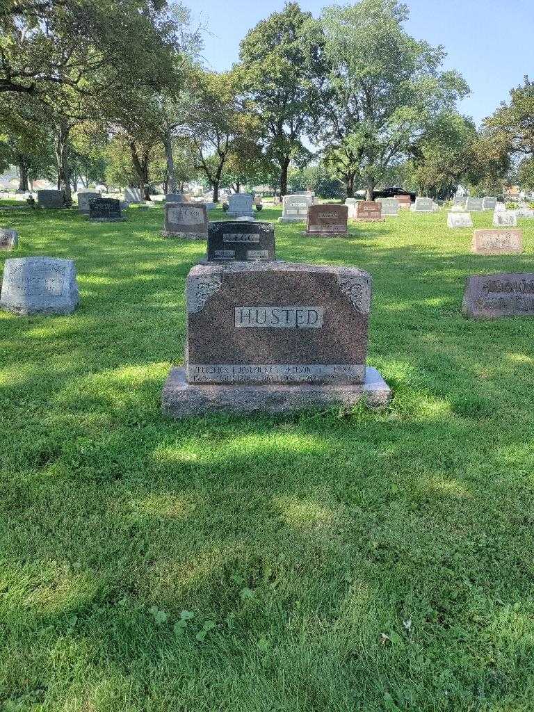 Edna Husted's grave. Photo 1