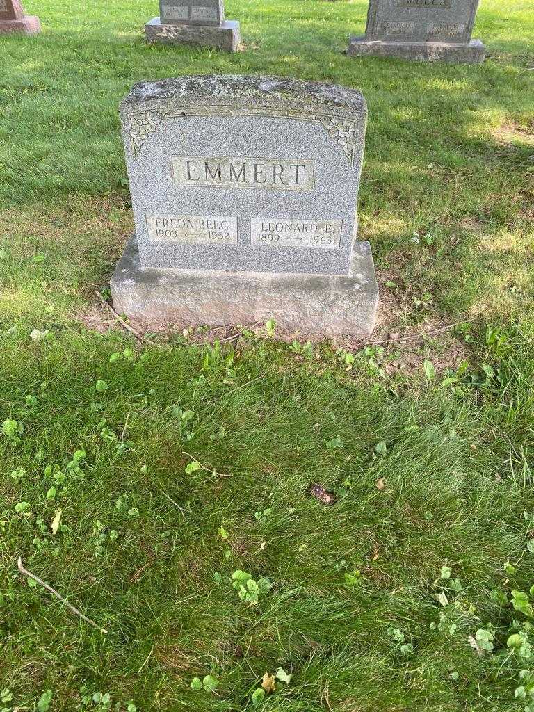 Freda Emmert Beeg's grave. Photo 2