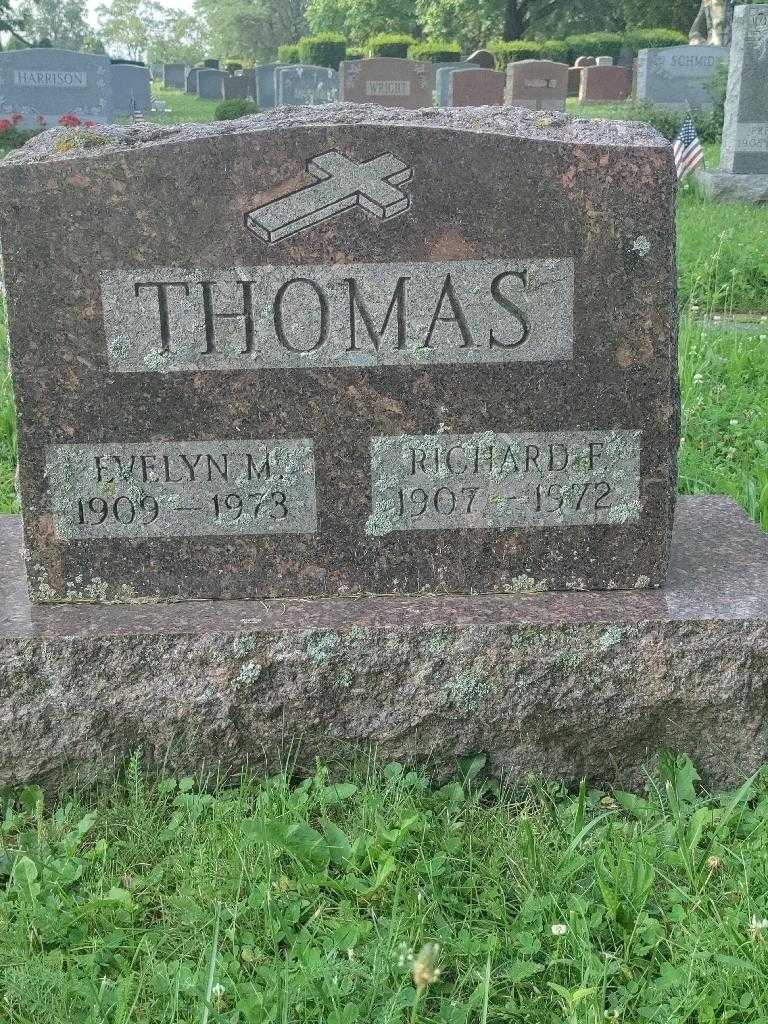 Evelyn M. Thomas's grave. Photo 3