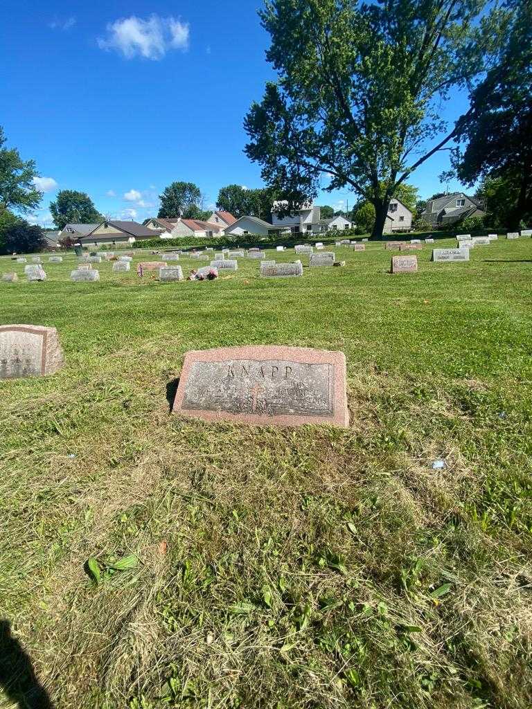 Howard C. Knapp's grave. Photo 1