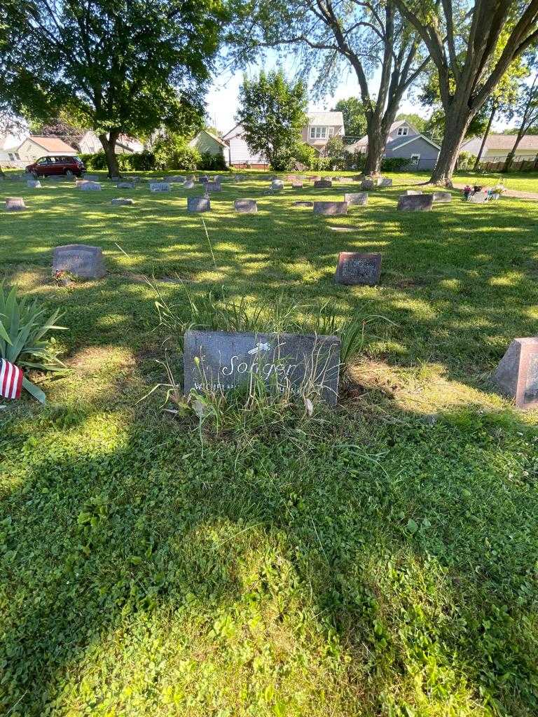 Wilhelmina "Valena" Songer's grave. Photo 1