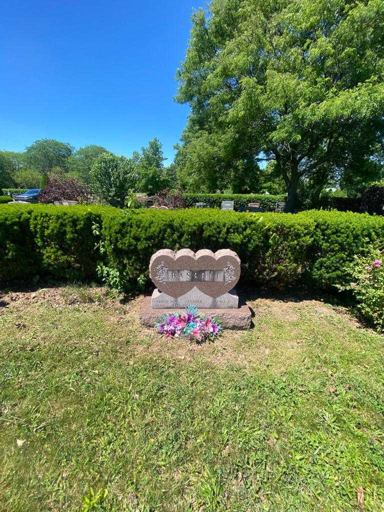 Edith Mae Bassett's grave. Photo 1
