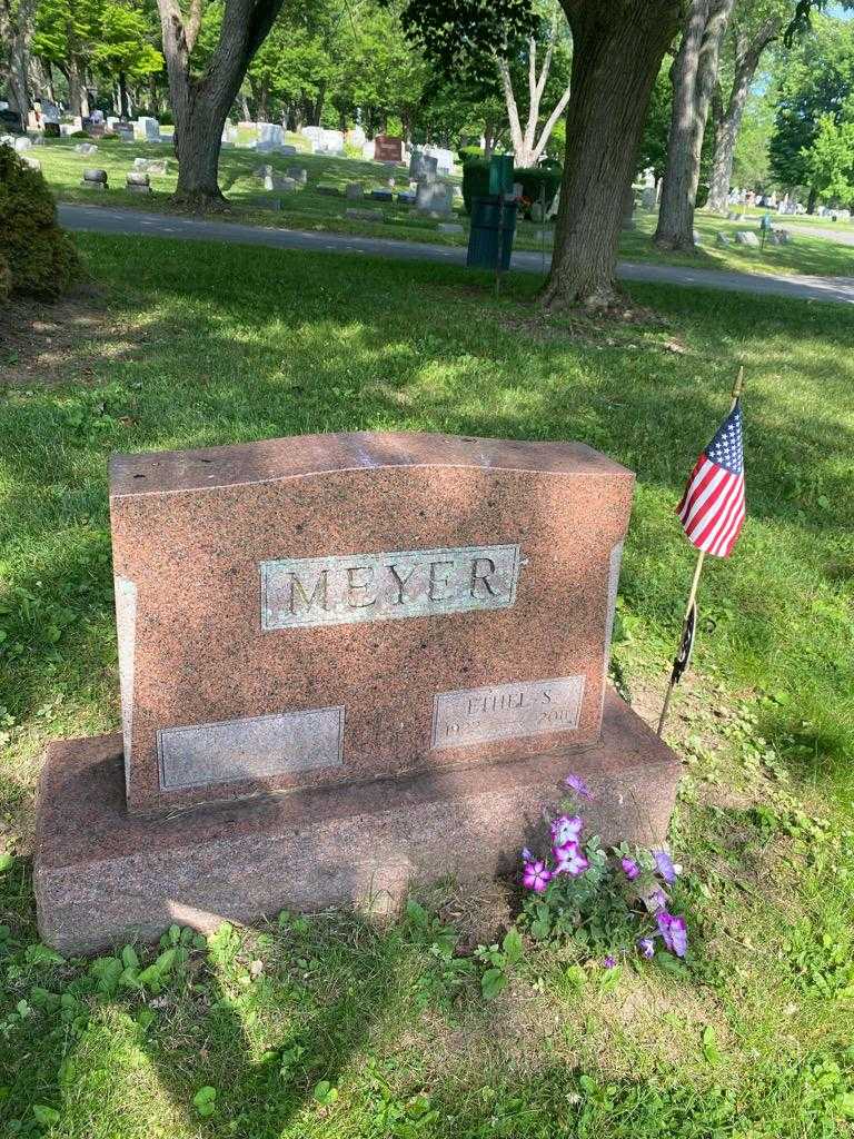 Ethel S. Meyer's grave. Photo 1