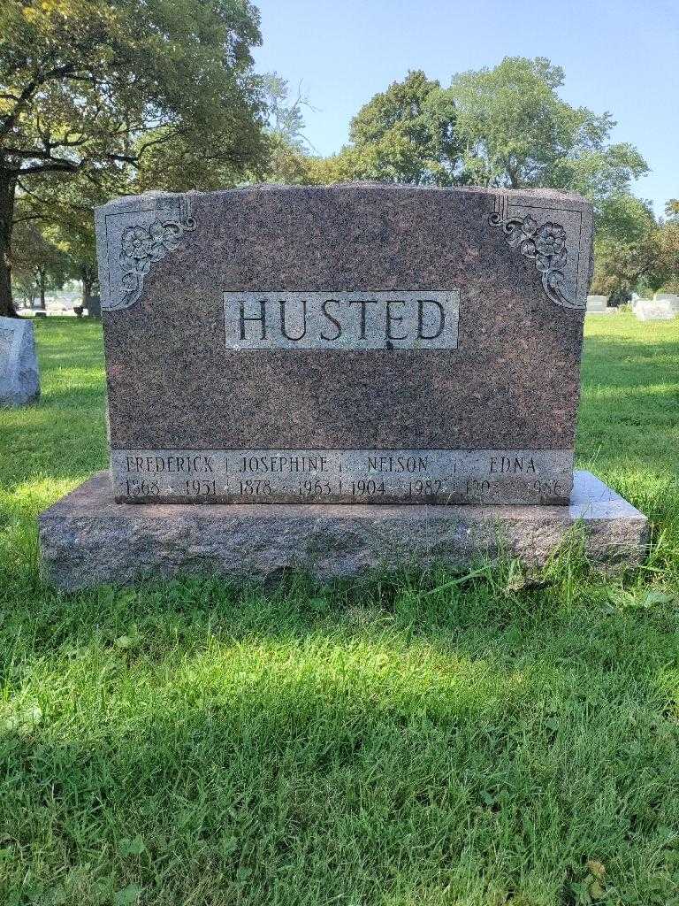 Edna Husted's grave. Photo 2