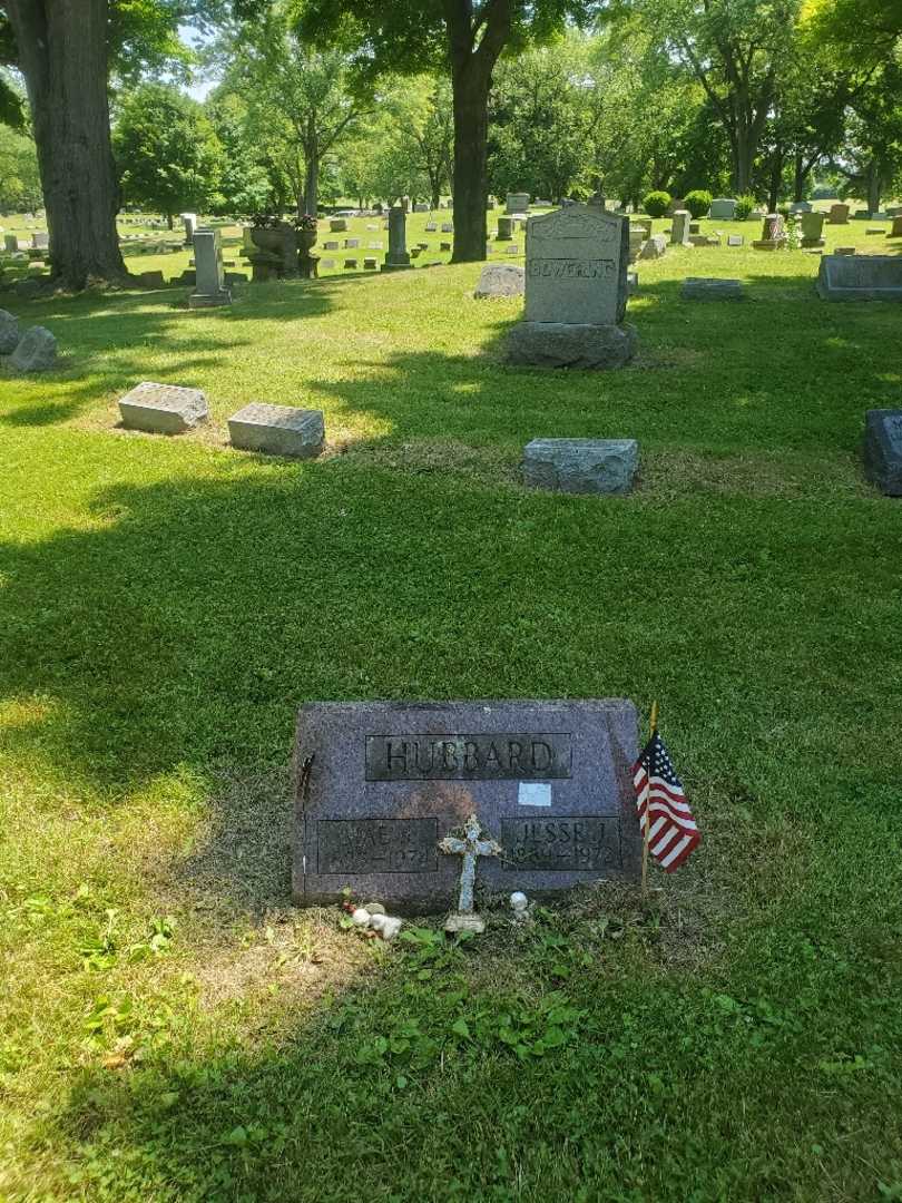 Mae J. Hubbard's grave. Photo 1