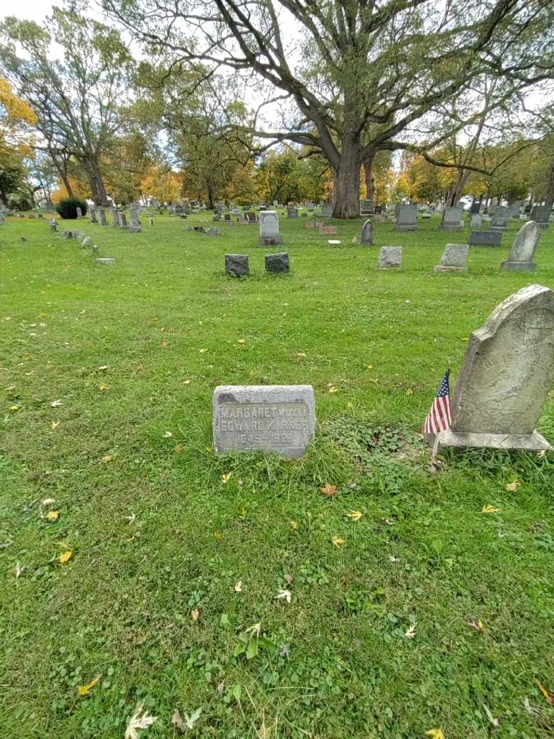 Margaret Karker's grave. Photo 1