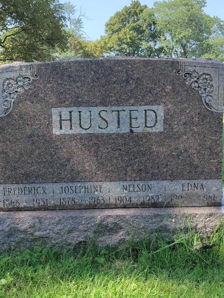 Nelson Husted's grave. Photo 3