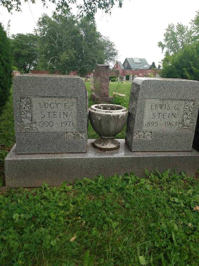 Lucy E. Stein's grave. Photo 1