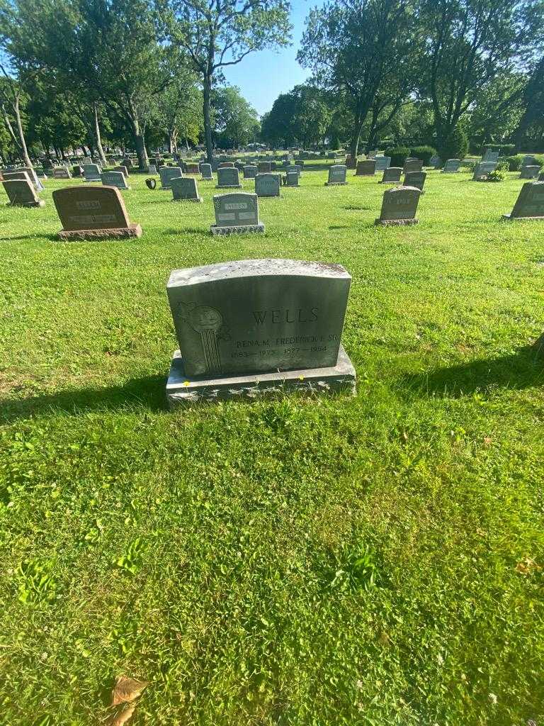 Frederick E. Wells Senior's grave. Photo 1