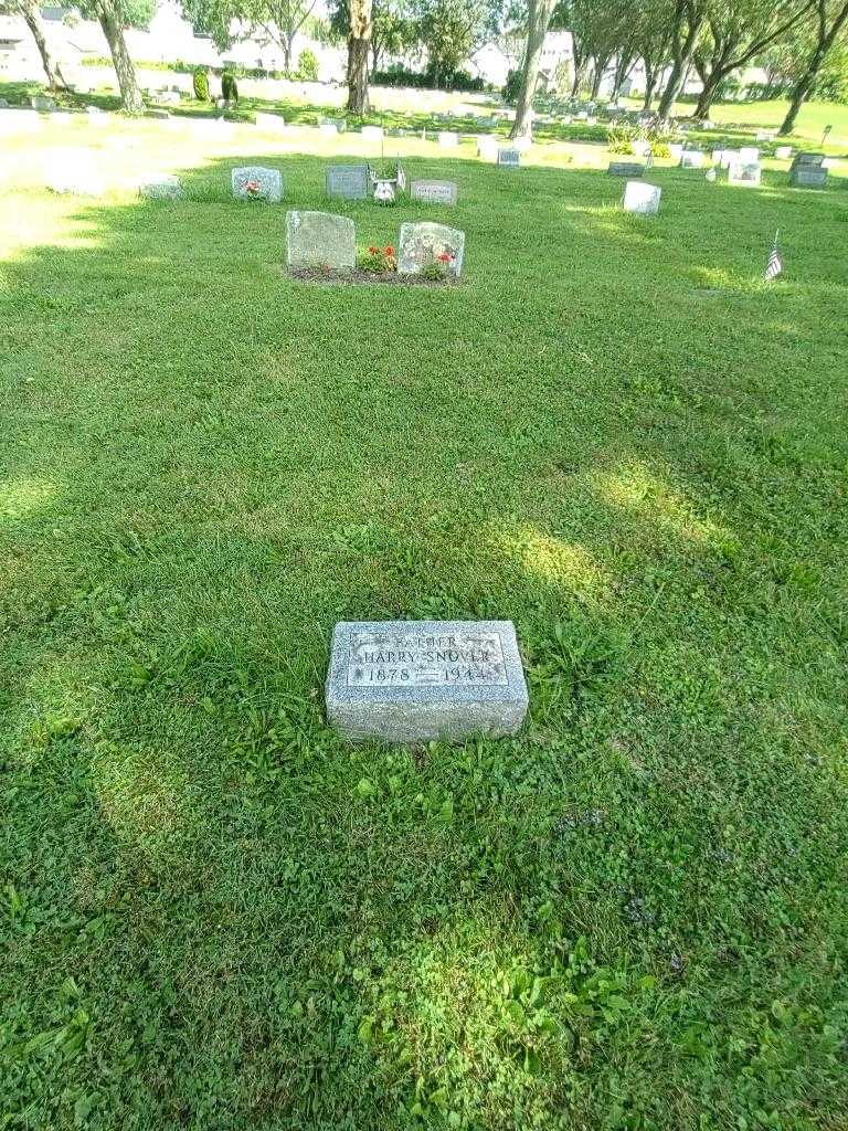 Harry Snover's grave. Photo 1