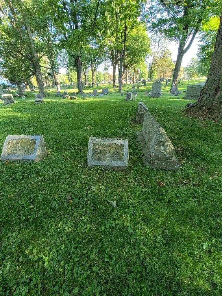 Mabel B. Howe's grave. Photo 1