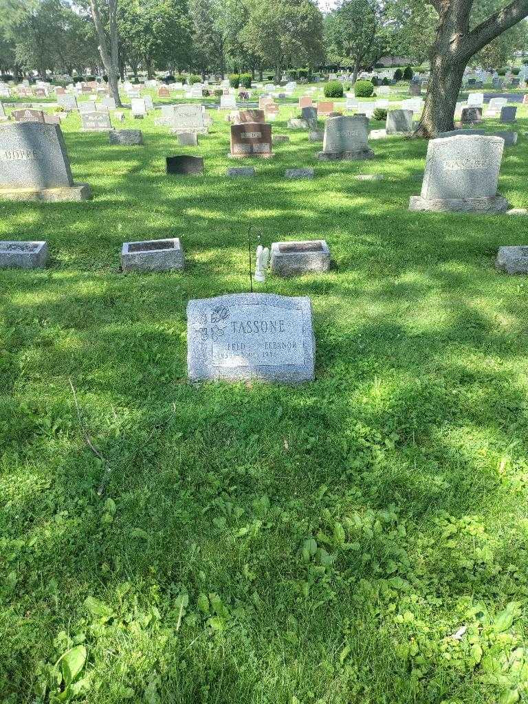 Fred Tassone's grave. Photo 1