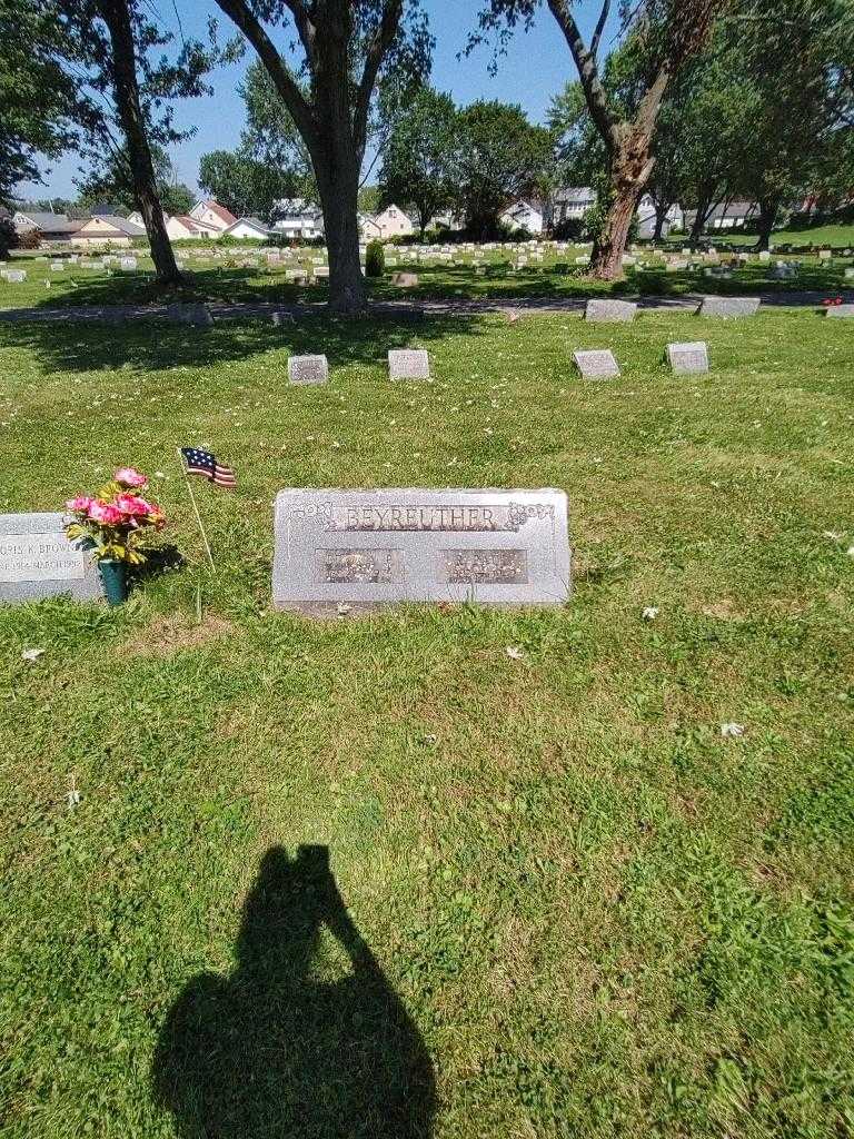 R. Paul Beyreuther's grave. Photo 1