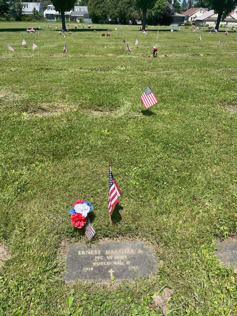 Ernest Hardter Junior's grave. Photo 2