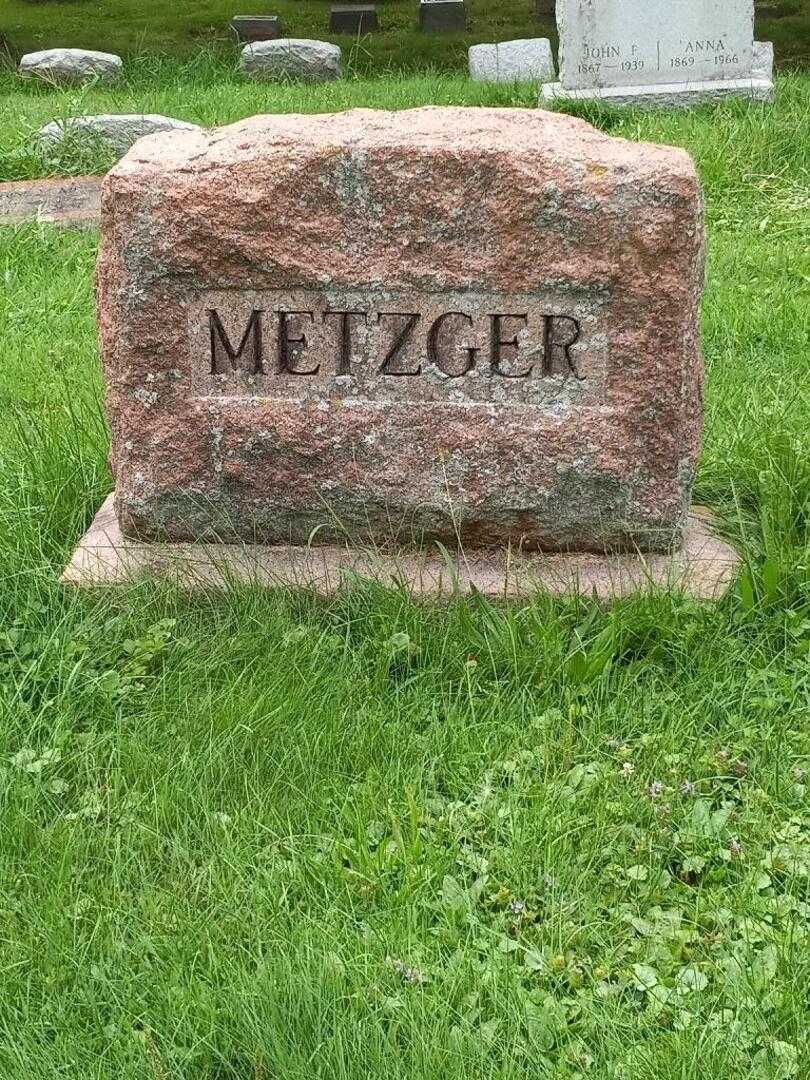 Evelyn J. Metzger's grave. Photo 4