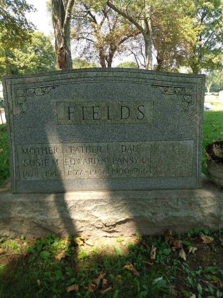 Susie M. Fields's grave. Photo 2