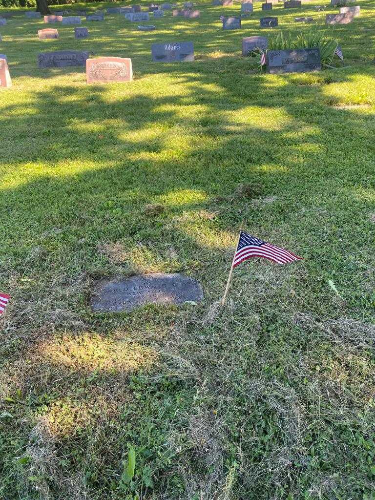 Donald Edward Beard's grave. Photo 2