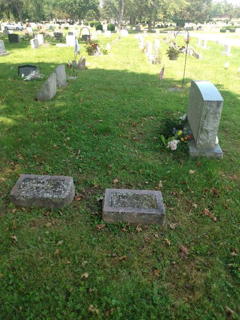 Doris L. Jones's grave. Photo 1